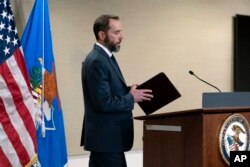 ທ່ານແຈັກ ສມິດ ໄອຍະການພິ​ເສດ​ທີ່​ຮັບ​ຜິດ​ຊອບ​ການ​ສືບ​ສວນ​ທ່ານ​ທ​ຣຳ ໄປ​ເຖິງ​ດະ​ຊວງ​ຍຸ​ຕິ​ທຳ ເພື່ອ​ກ່າວ​ຕໍ່​ພວກ​ນັກ​ຂ່າວ​, ວັນ​ທີ 9 ພຶດ​ສະ​ພາ, 2023.