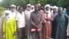 Jean Blagué (au centre), le président du comité de crise monté par les retraités du Tchad.
