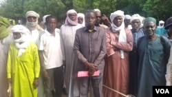 Jean Blagué (au centre), le président du comité de crise monté par les retraités du Tchad.