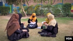 اوس مهال په په پاکستان کې د نجونو په ګډون په سلکونو زده کوونکي ددغه هیواد په پوهنتونونو کې په زده کړو بوخت دي. (عکس ارشیف).