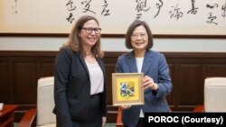 台湾总统蔡英文4月19日在台北总统府会见到访的美国在台协会（AIT）新任主席劳拉·罗森伯格。(中华民国总统府图片)。