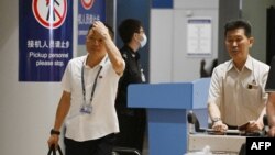 22일 중국 베이징 서우두 공항에 도착한 북한 평양발 고려항공 여객기에서 내린 승객들.