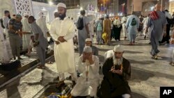 گروهی از مسلمانان در حال ادای نماز در شهر مکه