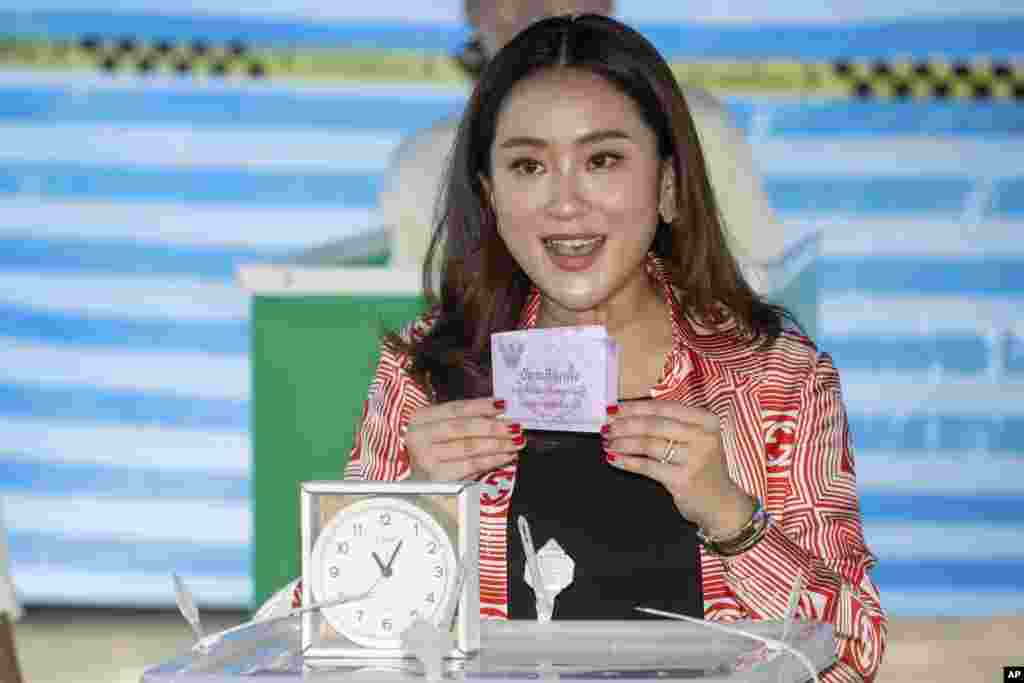 អ្នកស្រី&nbsp;Paetongtarn Shinawatra បេក្ខជនម្នាក់នៃគណបក្ស Pheu Thai ចូលរួមបោះឆ្នោត សម្រាប់ការបោះឆ្នោតជាតិថៃ នៅទីក្រុងបាងកក ប្រទេសថៃ កាលពីថ្ងៃទី ១៤ ខែឧសភា ឆ្នាំ ២០២៣។&nbsp; &nbsp;