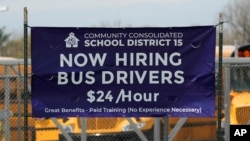 美国伊利诺伊州张贴的巴士司机招聘告示。（2023年4月19日）