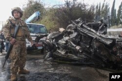 Vojnik libanske vojske osigurava mjesto izraelskog napada u južnom dijelu Libana, Tiru, 13. marta 2024.