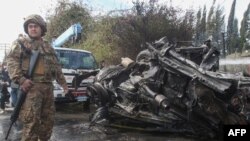 Војник на либанската армија го обезбедува местото на израелски напад во јужната област Тир во Либан, 13 март 2024 година.