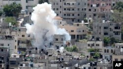 Asap terlihat membumbung tinggi akibat ledakan selama operasi militer Israel di kamp pengungsian Nur Shams, dekat kota Tulkarem, Tepi Barat, 20 April 2024. (Foto: AP)