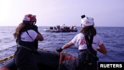 ፎቶ ፋይል፦ ከመካከለኛው ምሥራቅ እና ከአፍሪካ የፈለሱ አሳፍሮ ሜዲትሬንያ ባሕር ላይ የሚጓዝ የጎማ ጀልባ አቅራቢያ ድንበር የለሽ ቡድኑ (ኤምኤስኤፍ) ሰራተኞች ደርሰውላቸው ያሳያል፤ እአአ ጥቅምት 12/2023