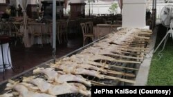 ປີ້ງໄກ່ ທີ່ຮັບອອກໄປປີ້ງໃນງານ ຕາມການສັ່ງຈອງຂອງລູກຄ້າ. (ຮູບທີ່ໄດ້ຮັບການສະໜອງຈາກເຟສ໌ບຸກ ເຈ້ພາ ໄກ່ສົດ)