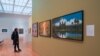សាធារណជនម្នាក់កំពុងឈរមើលស្នាដៃសិល្បៈខ្មែរដែលត្រូវបានដាក់តាំងពិព័រណ៍នៅក្នុងវិចិត្រសាលនៃសាកលវិទ្យាល័យ Michigan ក្នុងក្រុង Ann Arbor ថ្ងៃទី ៥ ខែមេសា ឆ្នាំ២០២៤។ (នីណា យ៉េង/វីអូអេ)