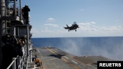 수직 착륙 준비 중인 록히드 마틴의 F-35B. (자료화면)