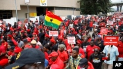 Des milliers de personnes participent à une manifestation à Accra, au Ghana, pour demander la démission du gouverneur de la Banque du Ghana, Ernest Addison, et de ses deux adjoints, le 3 octobre 2023.