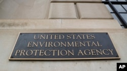 资料照片：美国环境保护署大楼的标牌。
