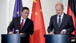 2023年6月20日，德国总理奥拉夫·朔尔茨（右）和中国总理李强在德国柏林总理府向媒体介绍两国政府磋商后的情况。（美联社照片）