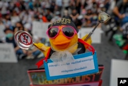 Bebek mainan berwarna kuning, dengan pesan terlampir selama protes di Bangkok, Thailand, 24 Maret 2021, menjelang dakwaan terhadap 13 pemimpin protes atas tuduhan penghasutan dan pencemaran nama baik monarki. (Foto: AP)