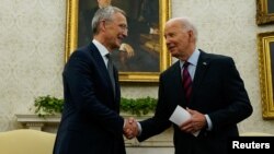 17일 미국 워싱턴 백악관 집무실에서 조 바이든 미국 대통령과 옌스 스톨텐베르그 나토 사무총장이 만나 회담 전 악수를 나누고 있다.
