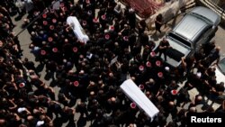 በእስራኤል ቁጥጥር ስር በሚገኘው ጃዳል ሻምስ በተባለ ቦታ፣ ትላንት በደረሰው ጥቃት የተገደሉ 12 ሕጻናት እና አዳጊዎች የቀብር ሥነ ሥርዓት ዛሬ ሐምሌ 21 ቀን 2016 ዓ.ም. ሲከናወን። 