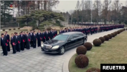 ‘조선중앙통신’은 27일 열린 노동당 중앙위원회 제8기 제9차 전원회의 관련 보도에서 북한 최고위급 간부들이 독일 ‘메르세데스 벤츠’사의 최고급 세단인 ‘S 클래스’를 타고 회의장에 도착하는 장면을 전했다.