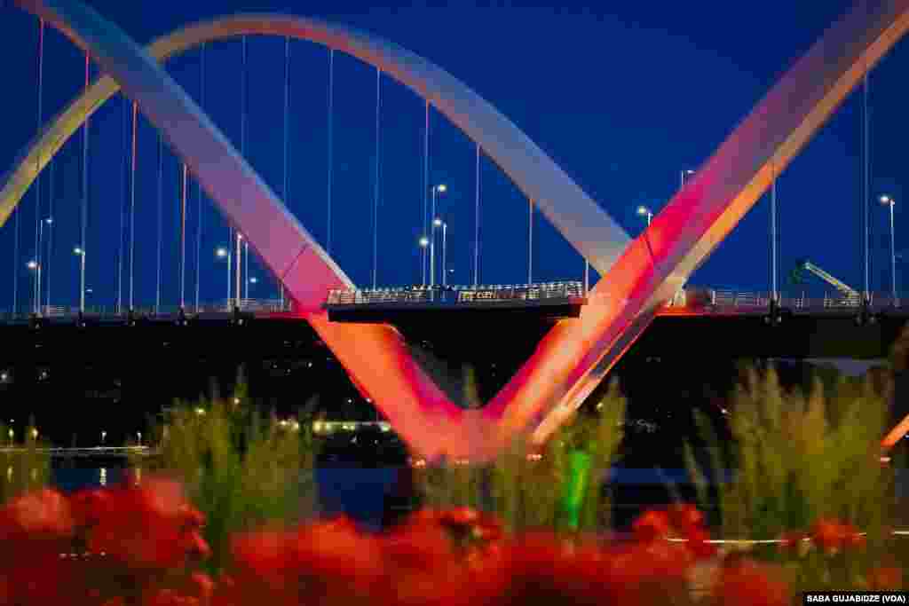 აშშ-ის დედაქალაქში, ფრედერიკ დაგლასის სახელობის ხიდი, საქართველოს დროშის ფერებში განათდა.