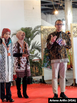 Chargé d'Affaires ad interim KBRI Sade Bimantara memberikan sambutan. (Foto: VOA/Ariono Arifin)