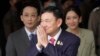 Mantan Perdana Menteri Thailand Thaksin Shinawatra, tengah, bersama putranya Phantongtae dan putrinya Pinthongta, tiba di Bandara Don Muang di Bangkok, Thailand, 22 Agustus 2023. (Foto: AP)
