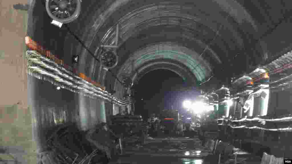 Construction workers inside one of 38 tunnels constructed for the Udhampur-Srinagar-Baramulla Rail Line in Kashmir. (Bilal Hussain/VOA)