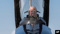 លោក ​Frank Kendall លេខាធិការ​កងទ័ព​ជើង​អាកាស​សហរដ្ឋអាមេរិក​ បាន​អង្គុយ​ក្នុង​កៅអី​ខាង​មុខ យន្តហោះ​ចម្បាំង​សាកល្បងX-62A VISTA នៅបន្ទាយអាកាស Edwards រដ្ឋកាលីហ្វ័រញ៉ា កាលពីថ្ងៃទី​០២ ឧសភា ឆ្នាំ២០២៤។