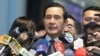 Mantan Presiden Taiwan Ma Ying-jeou berbicara kepada pers sebelum terbang ke Shangai, di bandara internasional di kota Taoyuan, Taiwan hari Senin, 27 Maret 2023.