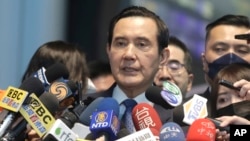 Mantan Presiden Taiwan Ma Ying-jeou berbicara kepada pers sebelum terbang ke Shangai, di bandara internasional di kota Taoyuan, Taiwan hari Senin, 27 Maret 2023.