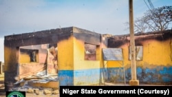 Wani gini da aka kona yayin harin da 'yan bindiga suka kai garin Madaka