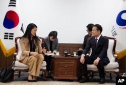 지난달 17일 한국을 방문한 줄리 터너 미국 국무부 북한인권특사(왼쪽)가 김영호 한국 통일부 장관과 만났다.