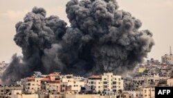 Moshi mkubwa ukiwa umetanda katika anga ya Mji wa Gaza wakati wa shambulizi la anga la Israel Oktoba 9, 2023. Picha na MAHMUD HAMS / AFP. 