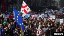 ხელისუფლება ამტკიცებს, რომ ევროკომისიის 12 რეკომენდაცია "თითქმის" შეასრულა, ოპოზიცია ამბობს, რომ ეს "ფორმალური შესრულებაა"