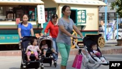 Žene sa bebama u šetnji u Pekingu 18. oktobra 2014. godine.
