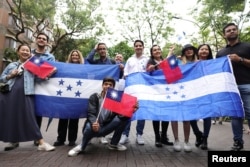 Sekelompok warga Honduras dan Taiwan berfoto saat berkumpul untuk mendukung hubungan antara Taiwan dan Honduras, di kampus Universitas Nasional Taiwan, di Taipei, Taiwan, 25 Maret 2023. (Foto: Reuters)