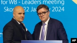 Премиерот на Северна Македонија Димитар Ковачевски, покрај американскиот помошник државен секретар за европски и евроазиски прашања, Џејмс О'Брајан, на крајот од нивната заедничка прес-конференција по средбата на Западен Балкан со ЕУ, во Скопје , С. Македонија, 22 јануари 2024.