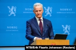 Perdana Menteri Norwegia Jonas Gahr Store menghadiri konferensi pers untuk mengumumkan bahwa Norwegia akan mengakui Palestina sebagai negara merdeka mulai 28 Mei, di Marmorhallen di Oslo, Norwegia, 22 Mei 2024. (NTB/Erik Flaaris Johansen via REUTERS)