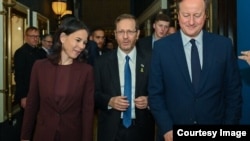 دیوید کامرون، اسحاق هرتزوگ و آنالنا بائربوک
Photo: Maayan Toaf / GPO