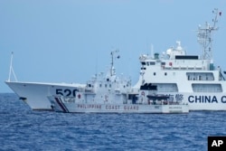 2023年4月23日，一艘中国海警船在南中国海有争议海域拦截菲律宾的海岸警卫队巡逻船，险些造成撞船事故。