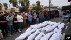 Wapalestina wakiwasalia ndugu zao waliouawa katika shambulizi la mabomu lililofanywa na Israeli katika Ukanda wa Gaza huko Deir al Balah, Oct.27, 2023. Picha na Shirika la habari la AP.