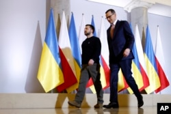 Perdana Menteri Polandia Mateusz Morawiecki menyambut Presiden Ukraina Volodymyr Zelenskyy saat mereka bertemu di Warsawa, Polandia, 5 April 2023. (Foto: AP)