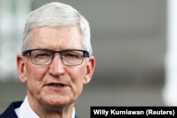 CEO Apple Tim Cook berbicara kepada wartawan usai pertemuannya dengan Presiden Joko Widodo di Istana Kepresidenan Jakarta, 17 April 2024. (Foto: REUTERS/Willy Kurniawan)