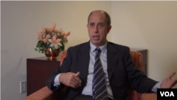 2일 VOA를 방문한 토마스 오헤아 퀸타나 전 유엔 북한인권특별보고관이 함지하 기자와 인터뷰를 하고 있다.