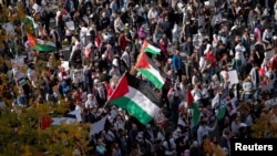 Amerikalik musulmonlar G'azoda tinchlik o'rnatilishini talab qilib namoyish o'tkazmoqda, Vashington, AQSh, 2023-yil, 21-oktabr.