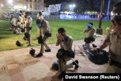 Petugas CHP mengenakan perlengkapan mereka di tengah bentrokan di dekat perkemahan oleh para pendukung warga Palestina di Gaza di Universitas California, Los Angeles (UCLA) di Los Angeles, California, AS, 1 Mei , 2024. (Foto: REUTERS/David Swanson)