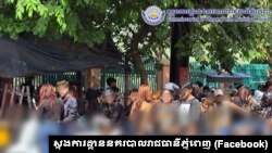 យុវជនជាច្រើននាក់​បានប្រមូលផ្តុំគ្នាដោយអនាធិបតេយ្យដើម្បីលេងគប់ទឹកនិងប៉ាតម្ស៉ៅនៅបរិវេណវិទ្យាល័យ ជា ស៊ីម សន្ធរម៉ុក នៅរាជធានីភ្នំពេញ។ (Facebook / ស្នងការដ្ឋាននគរបាលរាជធានីភ្នំពេញ)