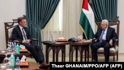 Presiden Palestina Mahmoud Abbas (kiri) bertemu dengan Penasihat Keamanan Nasional AS Jake Sullivan (kanan) di Ramallah pada 19 Januari 2023. (Foto: Thaer GHANAIM/PPO/AFP)