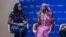 Hindou Oumarou Ibrahim (à droite) et Hilda Flavia Nakabuye lors du Women's Forum à Washington, le 29 mars 2023. 