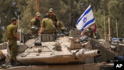 Tentara Israel di tank dekat perbatasan Israel-Gaza, Israel selatan, Rabu, 29 Mei 2024. (AP/Tsafrir Abayov)